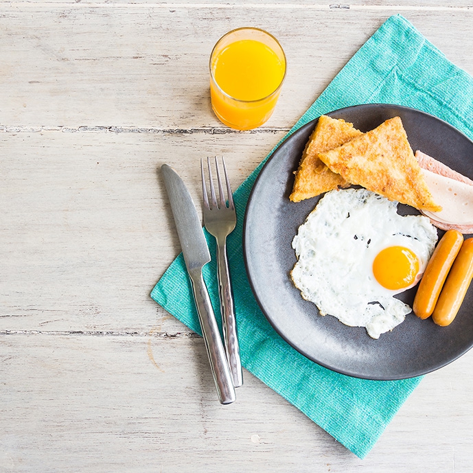 عکس با کیفیت نیمرو و سوسیس و آب پرتقال برای صبحانه