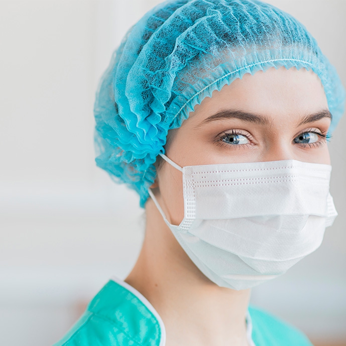 عکس با کیفیت پرستار زن با ماسک و کلاه پزشکی