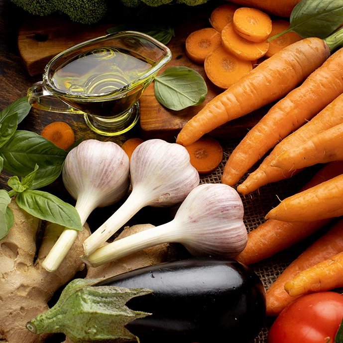 عکس باکیفیت سبزیجات تازه شامل سیر و هویج و زنجبیل