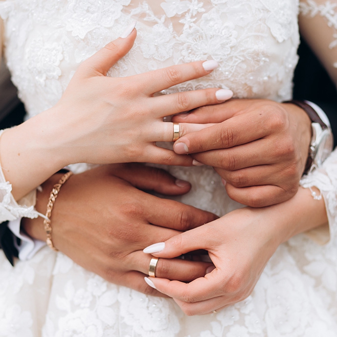 عکس با کیفیت حلقه انداختن عروس و داماد در دست یکدیگر